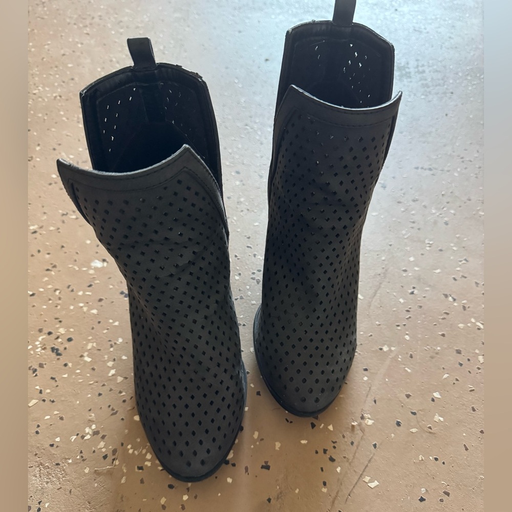 Express cutout booties